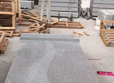 芝麻灰花崗巖石材價格與花崗巖板材加工全解析